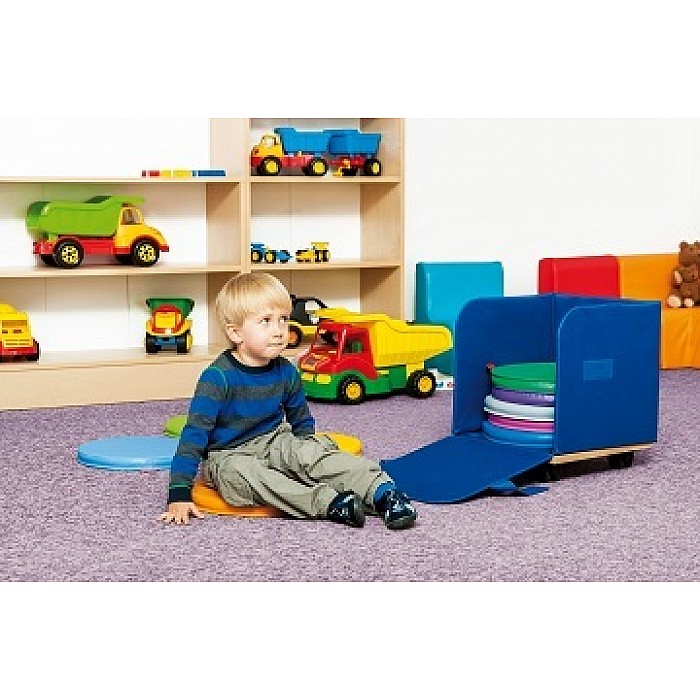 Kaste uz ritenīšiem - maza