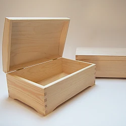 Большой деревянный сундук