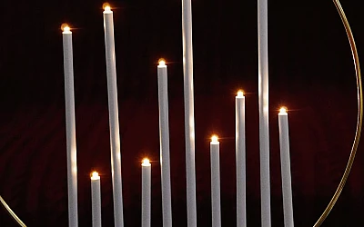 Elektriskie Ziemassvētku svečturi svētku noskaņojumam