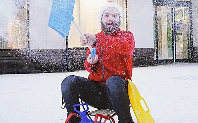 Kā jautrāk pavadīt sniegainu ziemas dienu? - Ragavas!