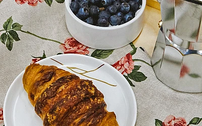 Izbaudiet nesteidzīgus brīvdienu rītus ar brokastīm gultā!