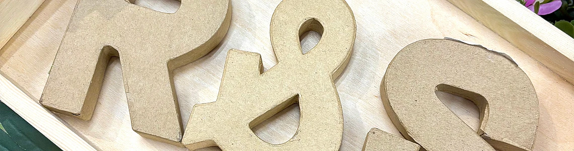 Radoša ideja kāzām – pašu dekorēti kartona burti!