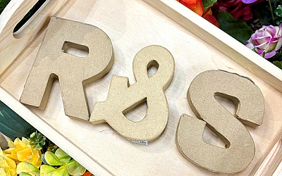 Radoša ideja kāzām – pašu dekorēti kartona burti!