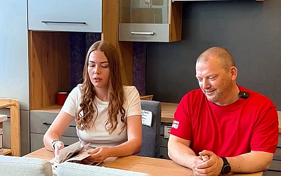 Jaunā kolēģe Daniela iepazīst mēbeļu nodaļu!