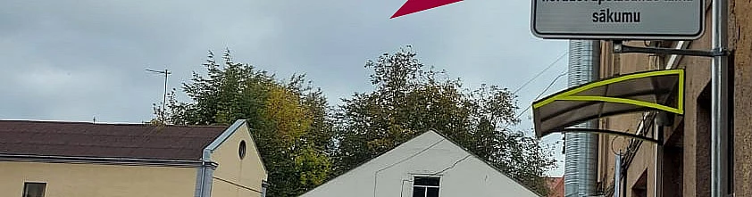 Uzmanību! Stāvēšanas ierobežojumu!